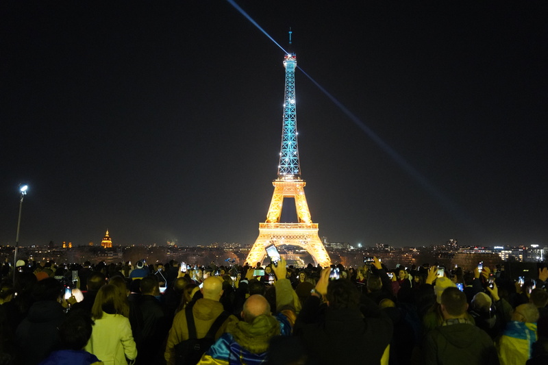 俄烏戰爭4週年　巴黎鐵塔點亮藍黃之光