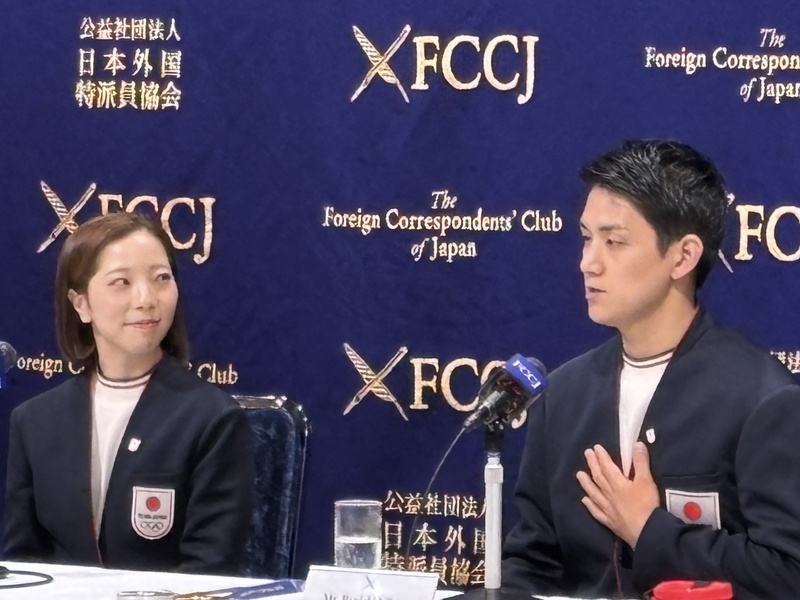 三浦璃來望著木原龍一講述