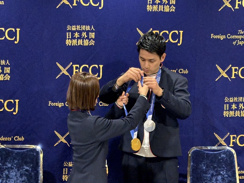 三浦璃來替木原龍一整理獎牌