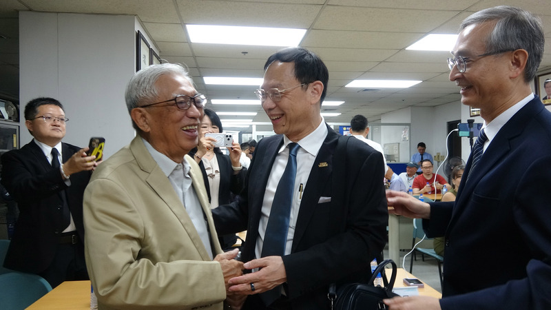 石崇良與菲前衛生部長互動