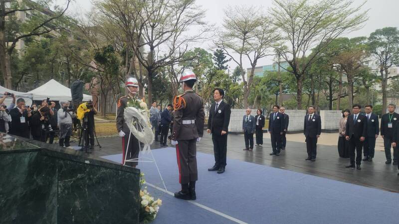 賴總統至高雄228和平紀念公園獻花致意