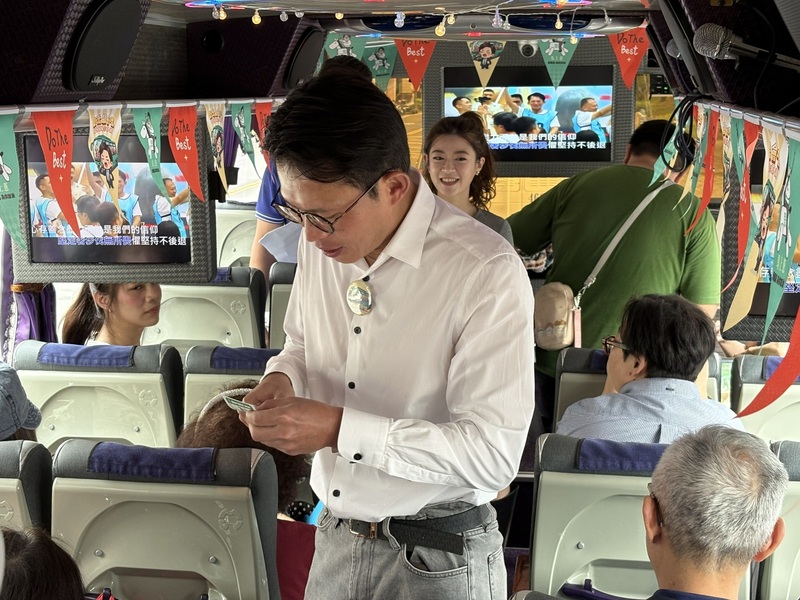 黃國昌主辦金嗓大賽　化身剪票員