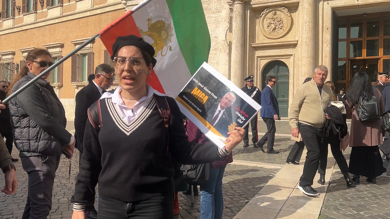 一名伊朗民眾表態支持巴勒維