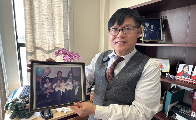 劉俊與全家福合照