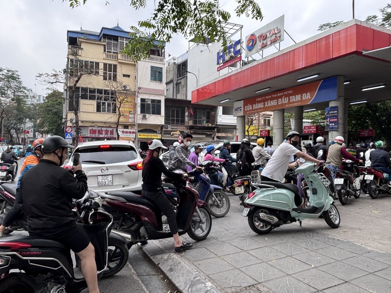 河內加油民眾排到馬路上