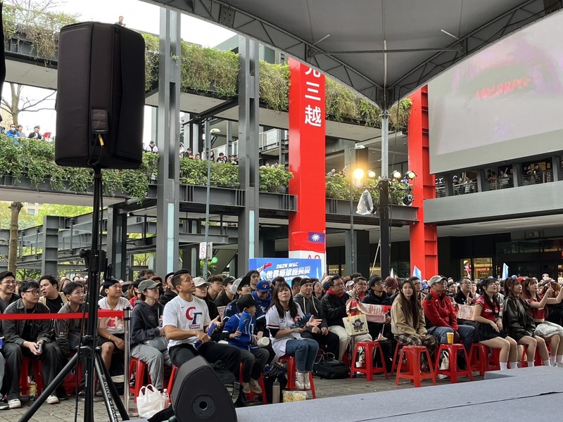 WBC經典賽台韓戰　北市直播現場湧人潮