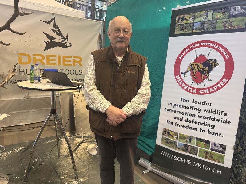 瑞士獵人在山林間打獵  是健身活動