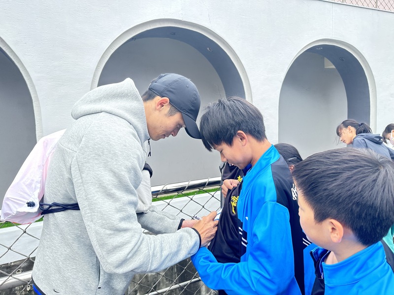 青年盃田徑賽　陳玟溥人氣旺