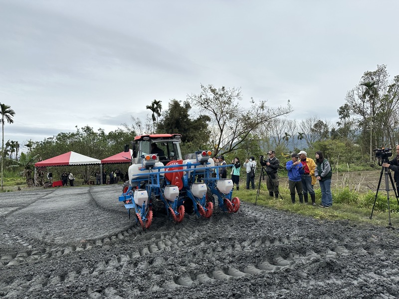 馬太鞍堰塞湖災後農地復耕  曳引機示範整地