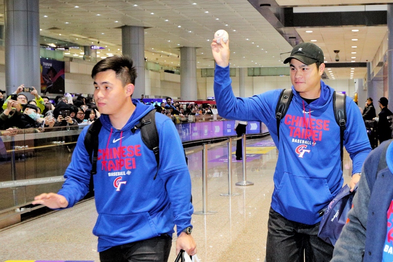 經典賽台灣隊返台　逾300球迷接機行動力挺Team Taiwan