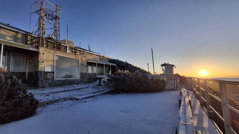 玉山氣象站凌晨飄雪（1）
