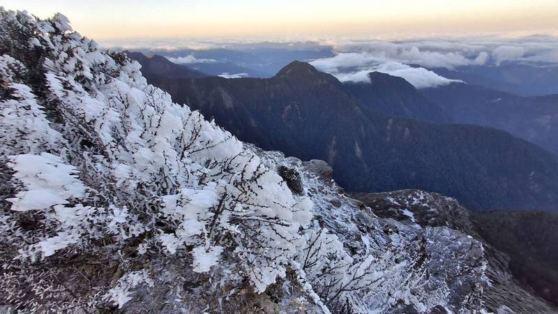 玉山氣象站凌晨飄雪（3）