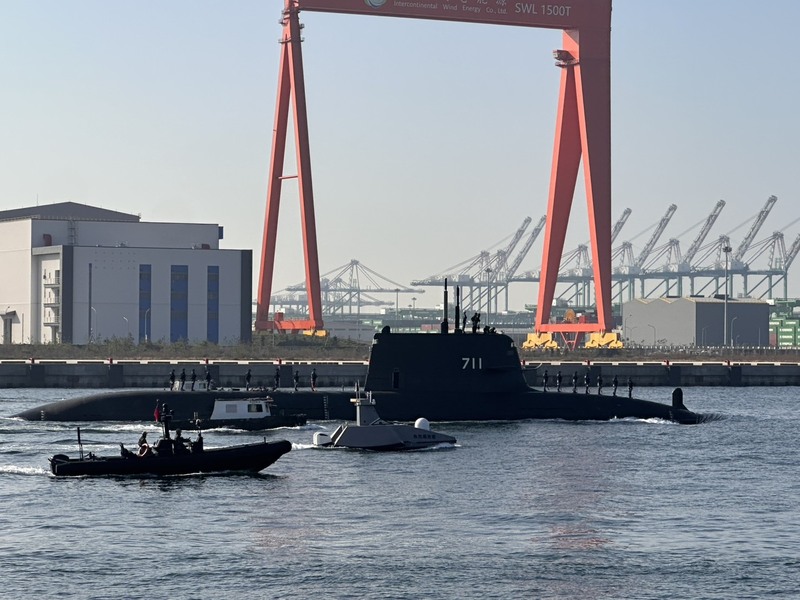 海鯤艦第6次潛航測試　奮進魔鬼魚號無人船伴航