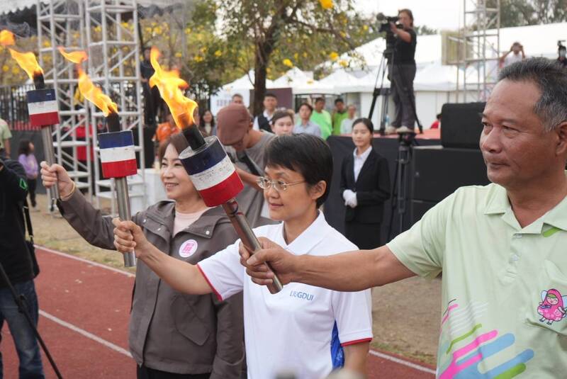 六堆運動會開幕　古秀妃等人點燃聖火火把