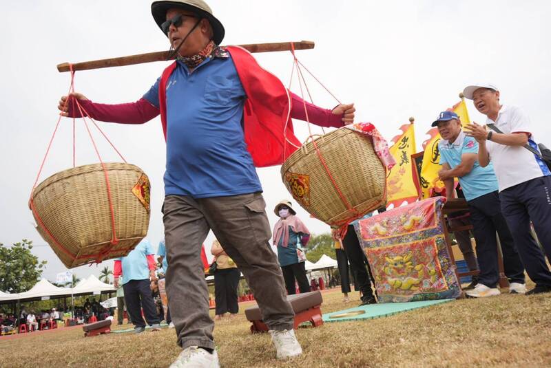六堆運動會「挑擔奉忠勇」 趣味傳承客家精神